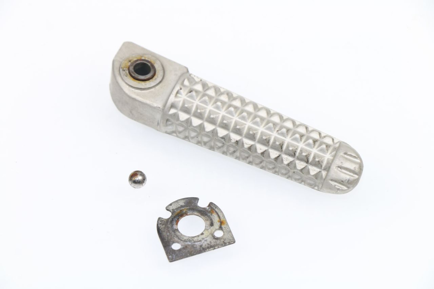 photo de CALE PIED ARRIERE DROIT YAMAHA YZF R1 1000 (2002 - 2003)