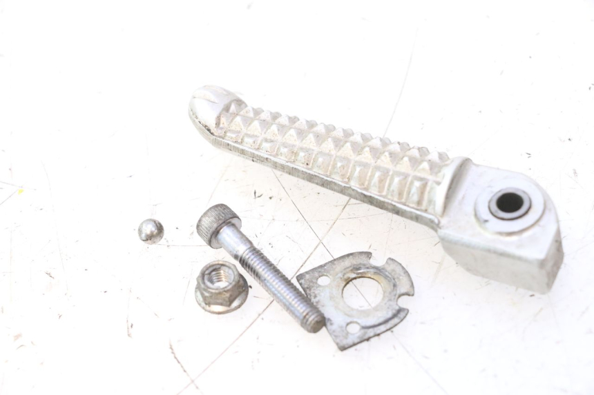 photo de CALE PIED ARRIERE DROIT YAMAHA YZF R6 600 (2008 - 2009) - Zoom état d’usage
