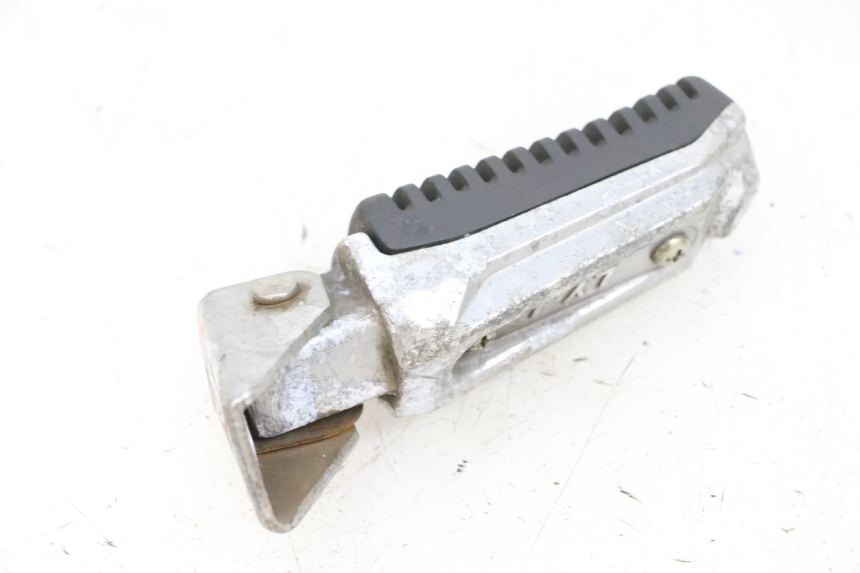 photo de CALE PIED ARRIERE GAUCHE KSR CODE 125 (2018 - 2020) - Gros plan technique