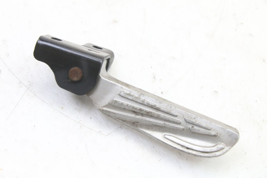 photo de CALE PIED ARRIERE GAUCHE SYM FIDDLE 3 III 125 (2014 - 2020) - Détail de la pièce