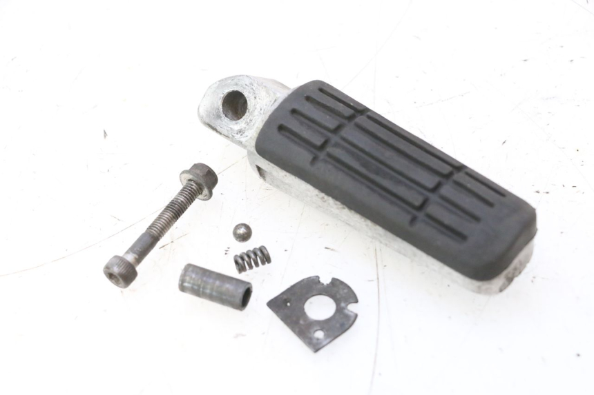 photo de CALE PIED ARRIERE GAUCHE YAMAHA FJR 1300 (2001 - 2005) - Vue principale
