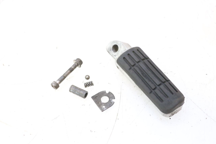 photo de CALE PIED ARRIERE GAUCHE YAMAHA FJR 1300 (2001 - 2005) - Détail de la pièce