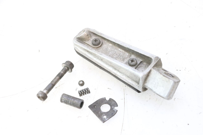 photo de CALE PIED ARRIERE GAUCHE YAMAHA FJR 1300 (2001 - 2005) - Points de fixation
