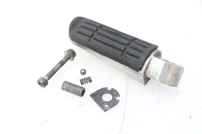 photo de CALE PIED ARRIERE GAUCHE YAMAHA FJR 1300 (2001 - 2005) - État de surface