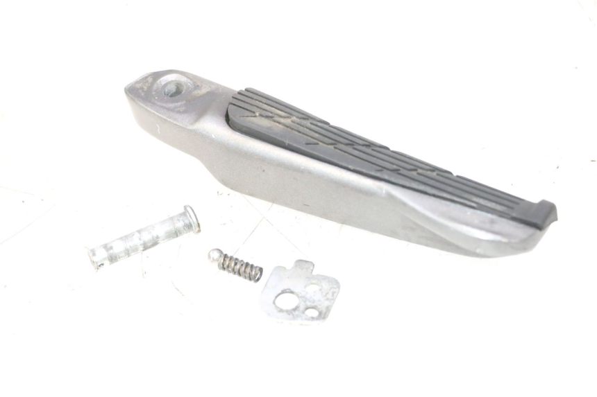photo de CALE PIED ARRIERE GAUCHE HONDA FJS SILVER WING SILVERWING 400 (2005 - 2008) - Gros plan technique