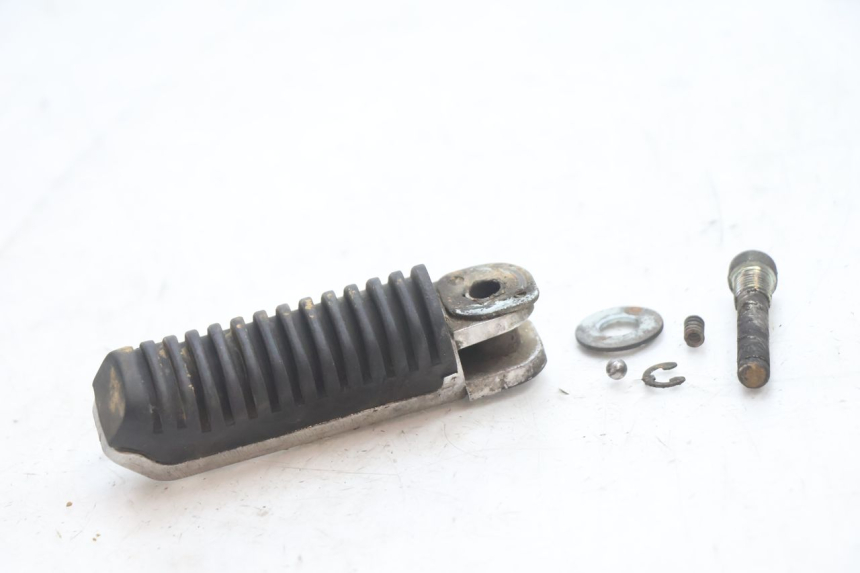 photo de CALE PIED ARRIERE GAUCHE SUZUKI GSF N BANDIT 1200 (2001 - 2005) - Vue principale