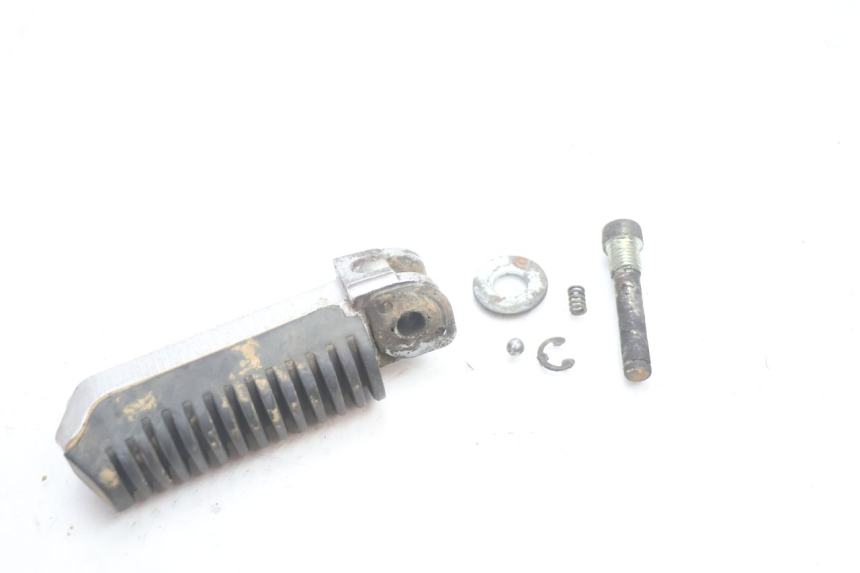 photo de CALE PIED ARRIERE GAUCHE SUZUKI GSF N BANDIT 1200 (2001 - 2005) - Zoom état d’usage