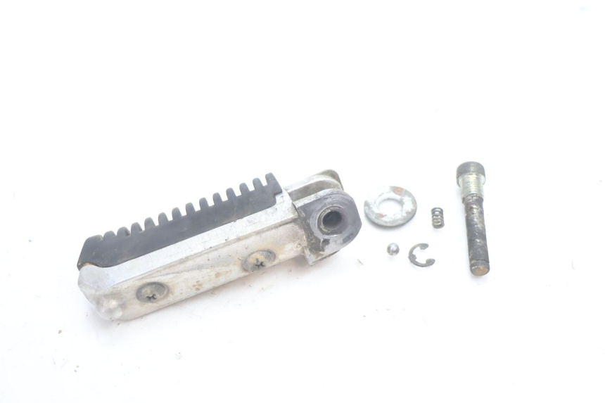 photo de CALE PIED ARRIERE GAUCHE SUZUKI GSF N BANDIT 1200 (2001 - 2005) - Autre angle de vue