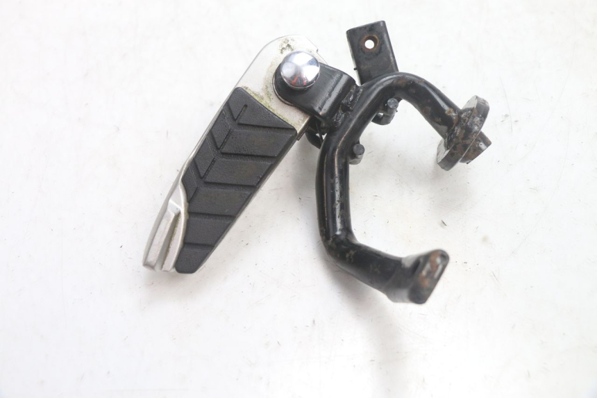 photo de CALE PIED ARRIERE GAUCHE SYM GTS EVO 125 (2009 - 2013) - Zoom état d’usage