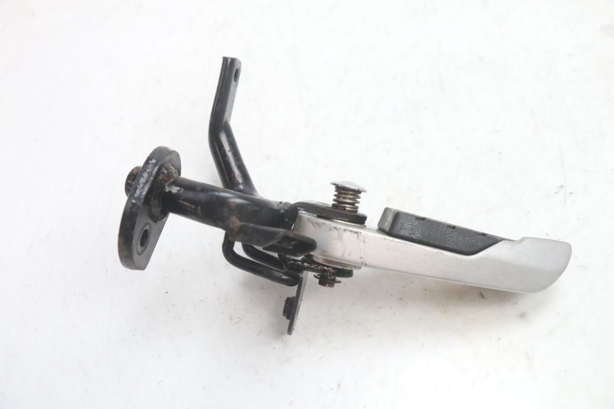 photo de CALE PIED ARRIERE GAUCHE SYM GTS EVO 125 (2009 - 2013) - Gros plan technique