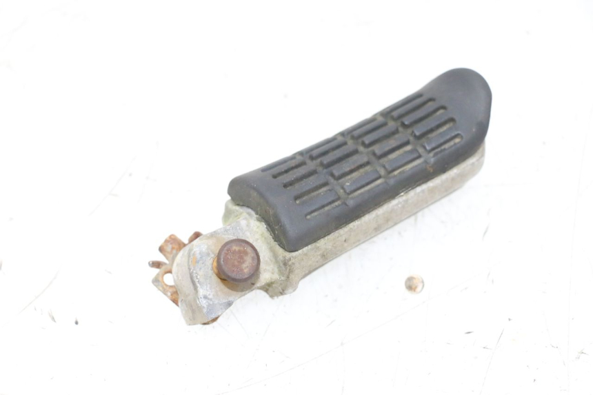 photo de CALE PIED ARRIERE GAUCHE HONDA NSR R 125 (1994 - 2003) - Gros plan technique