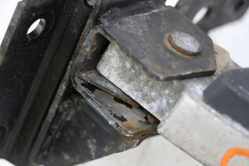 photo de CALE PIED ARRIERE GAUCHE PEUGEOT SATELIS 125 (2013 - 2018)