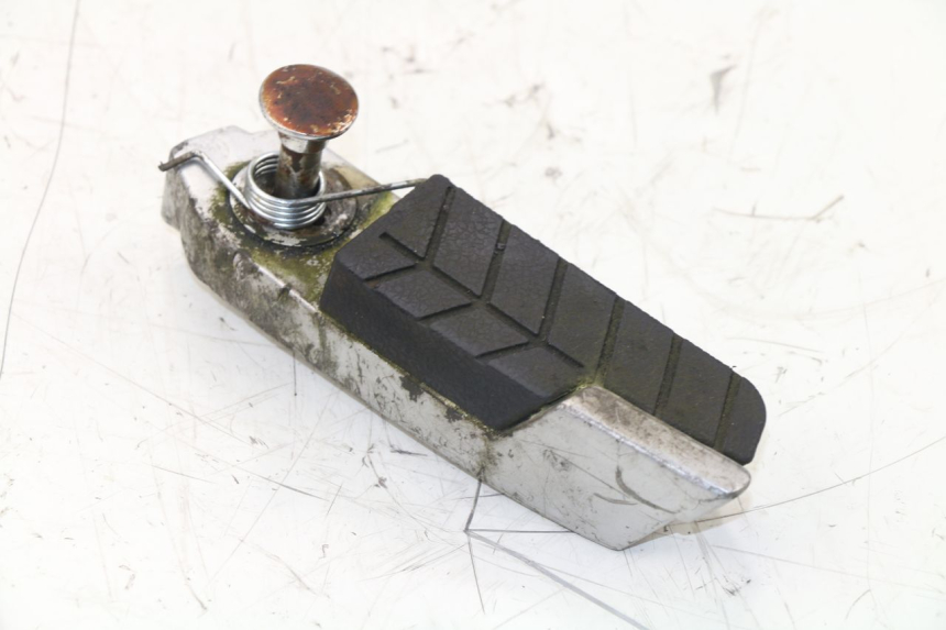 photo de CALE PIED ARRIERE GAUCHE DAELIM S3 125 (2010 - 2017)