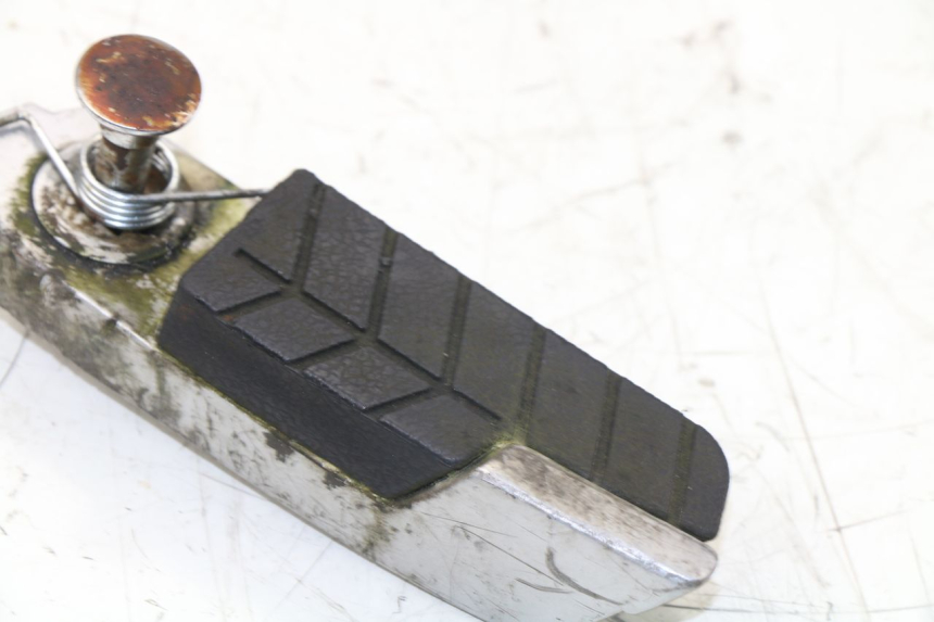 photo de CALE PIED ARRIERE GAUCHE DAELIM S3 125 (2010 - 2017)