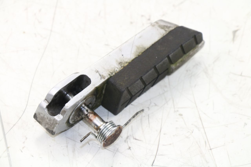 photo de CALE PIED ARRIERE GAUCHE DAELIM S3 125 (2010 - 2017)