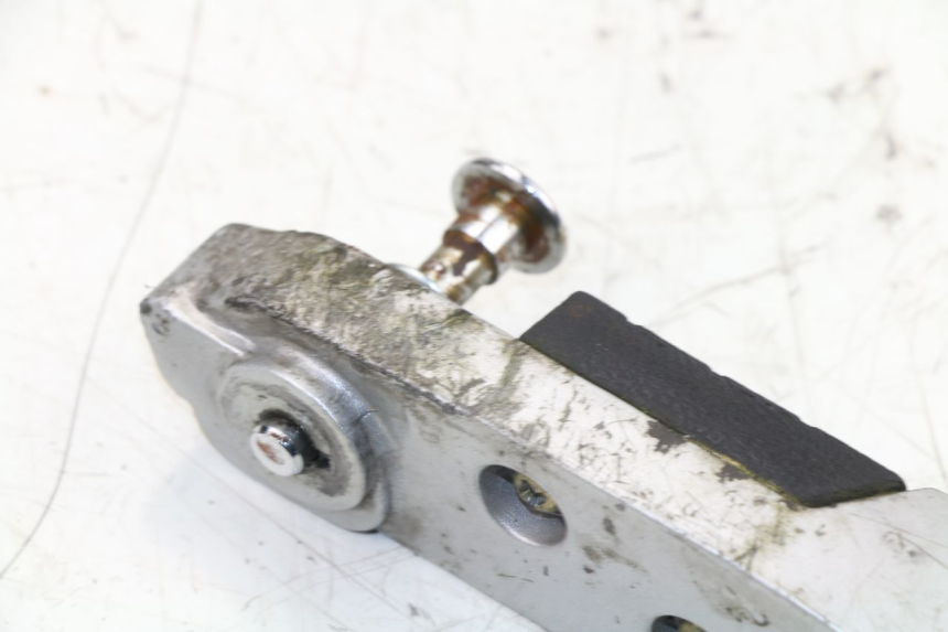 photo de CALE PIED ARRIERE GAUCHE DAELIM S3 125 (2010 - 2017)