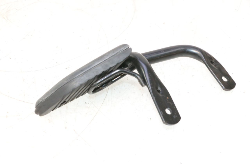 photo de CALE PIED ARRIERE GAUCHE HONDA SH 125 (2001 - 2003) - Gros plan technique