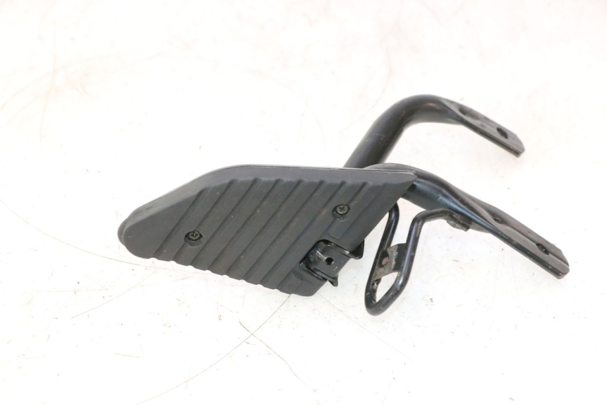 photo de CALE PIED ARRIERE GAUCHE HONDA SH 125 (2001 - 2003) - Vue d’ensemble