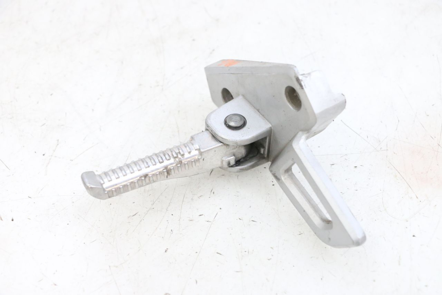 photo de CALE PIED ARRIERE GAUCHE PEUGEOT SPEEDFIGHT 4 4T EFI 50 (2021 - 2025) - Détail de la pièce