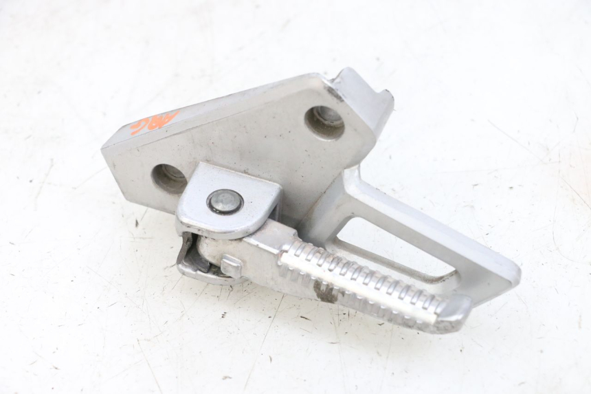 photo de CALE PIED ARRIERE GAUCHE PEUGEOT SPEEDFIGHT 4 4T EFI 50 (2021 - 2025) - Zoom état d’usage