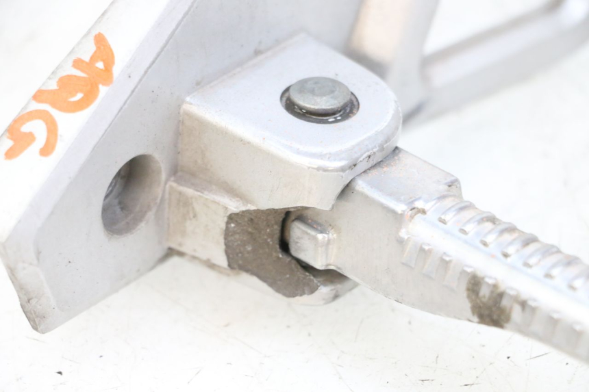 photo de CALE PIED ARRIERE GAUCHE PEUGEOT SPEEDFIGHT 4 4T EFI 50 (2021 - 2025) - Autre angle de vue