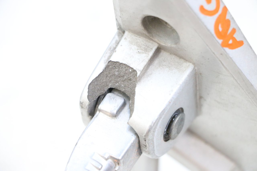 photo de CALE PIED ARRIERE GAUCHE PEUGEOT SPEEDFIGHT 4 4T EFI 50 (2021 - 2025) - Gros plan technique