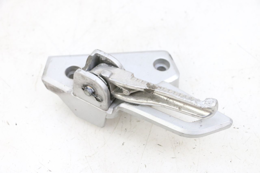 photo de CALE PIED ARRIERE GAUCHE PEUGEOT SPEEDFIGHT 4 4T EFI 50 (2021 - 2025) - Points de fixation