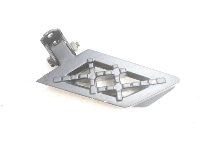 photo de CALE PIED ARRIERE GAUCHE PEUGEOT STREETZONE NAKED 2T 50 (2014 - 2018) - Autre angle de vue