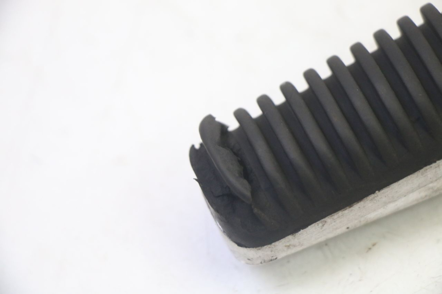 photo de CALE PIED ARRIERE GAUCHE YAMAHA X-MAX XMAX 250 (2006 - 2009)