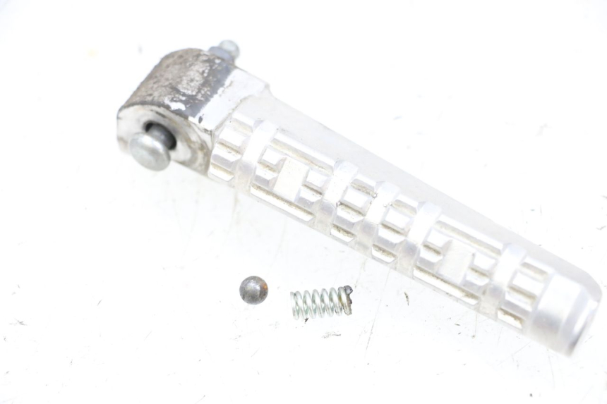 photo de CALE PIED ARRIERE GAUCHE YAMAHA X-MAX XMAX 125 (2010 - 2013) - Détail de la pièce