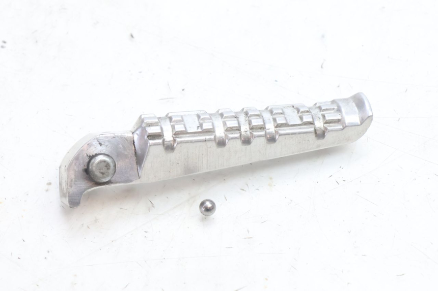 photo de CALE PIED ARRIERE GAUCHE YAMAHA X-MAX XMAX 125 (2010 - 2013) - Zoom état d’usage