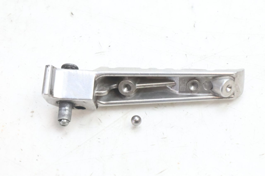 photo de CALE PIED ARRIERE GAUCHE YAMAHA X-MAX XMAX 125 (2010 - 2013) - Autre angle de vue