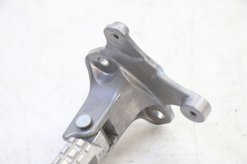 photo de CALE PIED ARRIERE GAUCHE YAMAHA XMAX X-MAX 125 (2021 - 2025)