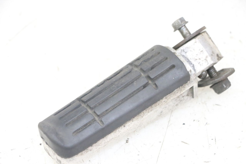 photo de CALE PIED ARRIERE GAUCHE YAMAHA FZS FAZER 600 (2001 - 2003)