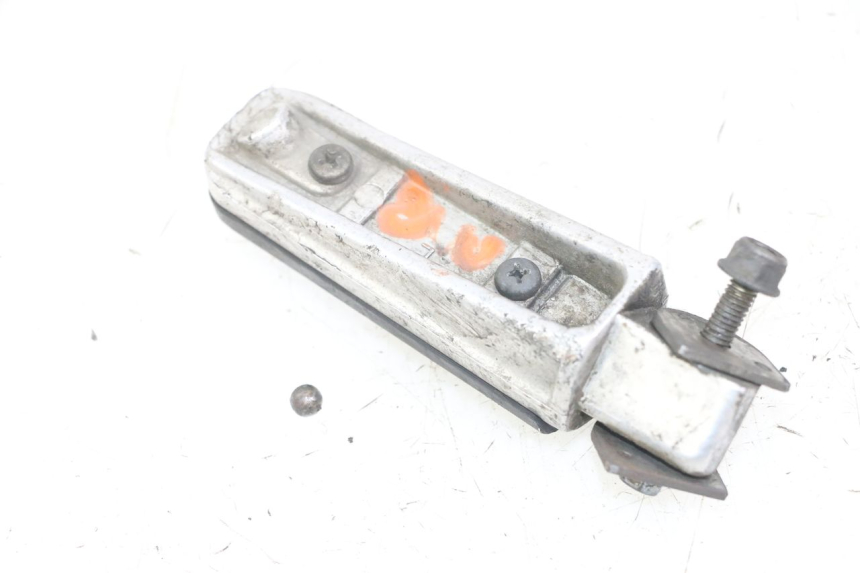 photo de CALE PIED ARRIERE GAUCHE YAMAHA FZS FAZER 600 (2001 - 2003)