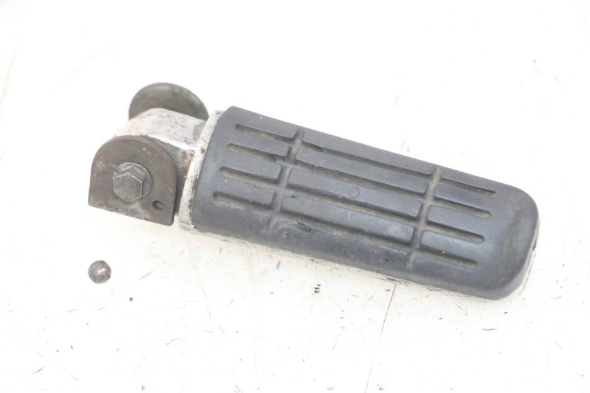 photo de CALE PIED ARRIERE GAUCHE YAMAHA FZS FAZER 600 (2001 - 2003)