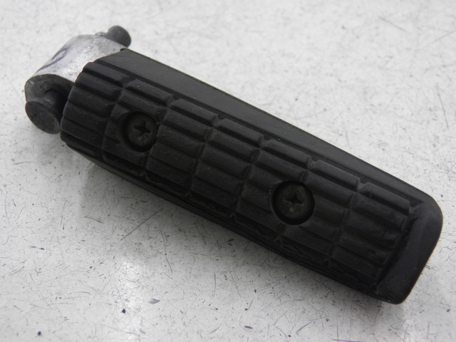 photo de CALE PIED ARRIERE GAUCHE YAMAHA XJS DIVERSION 600 (2000 - 2003)