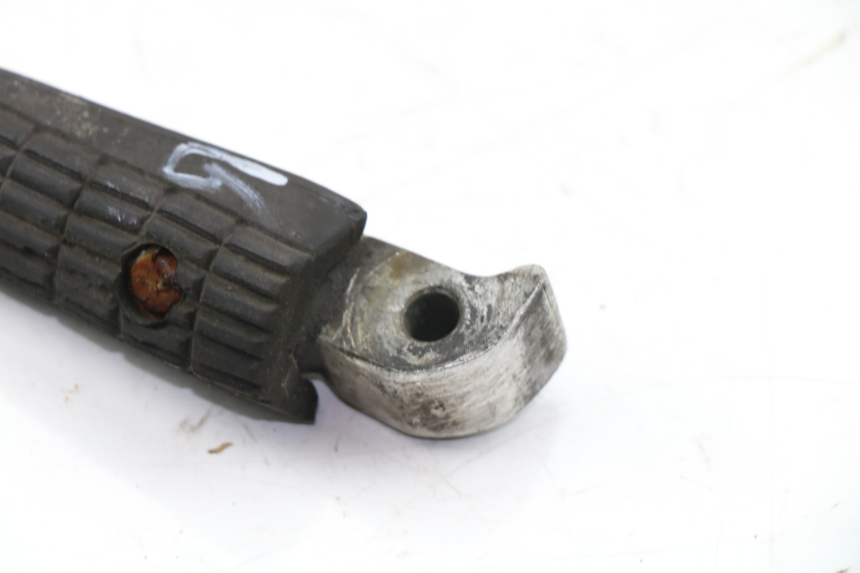 photo de CALE PIED ARRIERE GAUCHE YAMAHA XJS DIVERSION 600 (2000 - 2003)