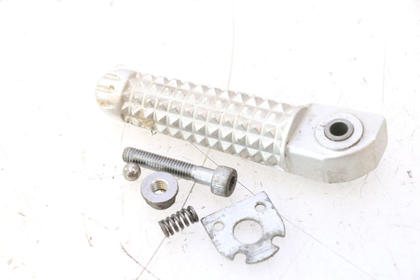 photo de CALE PIED ARRIERE GAUCHE YAMAHA YZF R6 600 (2008 - 2009) - Détail de la pièce