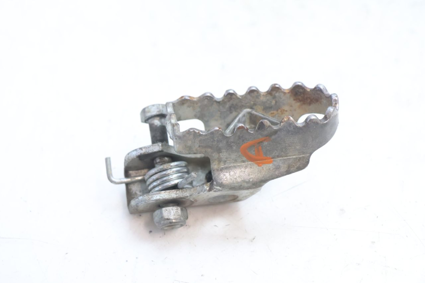 photo de CALE PIED AVANT DROIT HM HONDA DERAPAGE 50 (2007 - 2009) - Détail de la pièce
