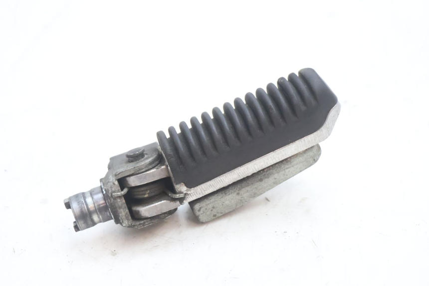 photo de CALE PIED AVANT DROIT SUZUKI GSF N BANDIT 1200 (2001 - 2005) - Vue principale