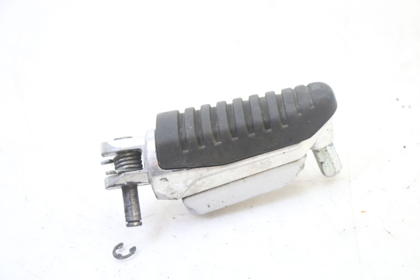 photo de CALE PIED AVANT DROIT SUZUKI GSR 750 (2011 - 2017)