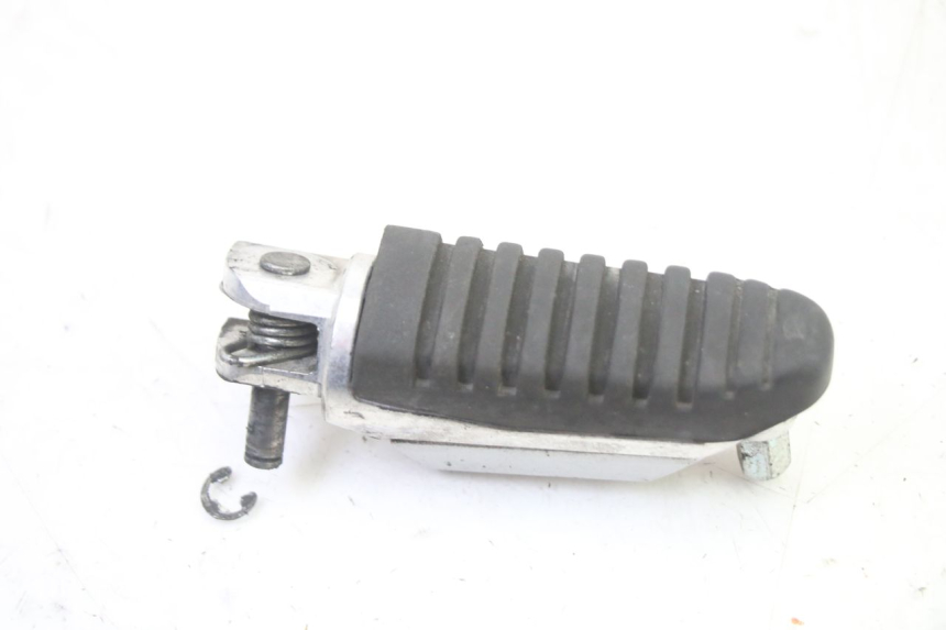 photo de CALE PIED AVANT DROIT SUZUKI GSR 750 (2011 - 2017)
