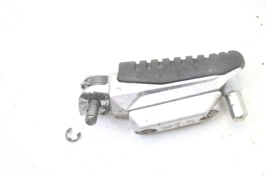 photo de CALE PIED AVANT DROIT SUZUKI GSR 750 (2011 - 2017)