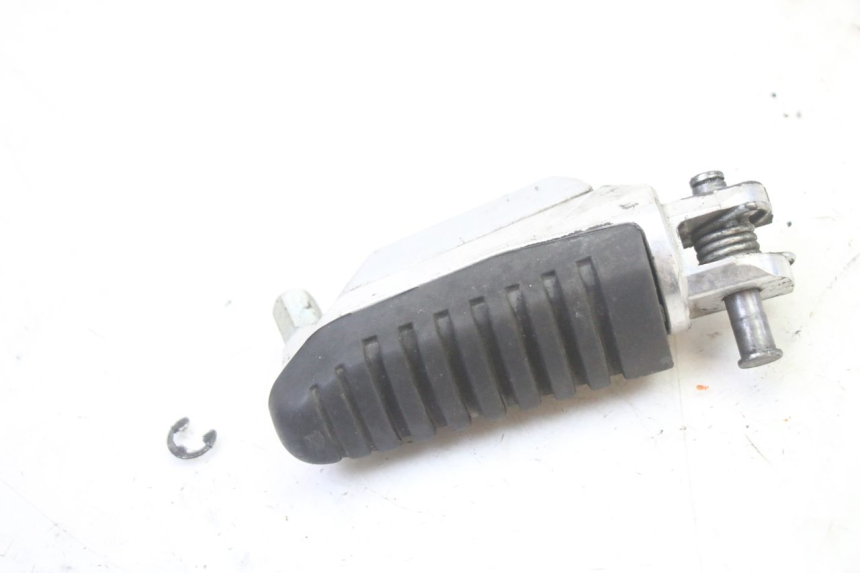 photo de CALE PIED AVANT DROIT SUZUKI GSR 750 (2011 - 2017)