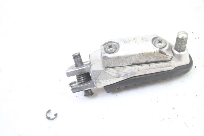 photo de CALE PIED AVANT DROIT SUZUKI GSR 750 (2011 - 2017)