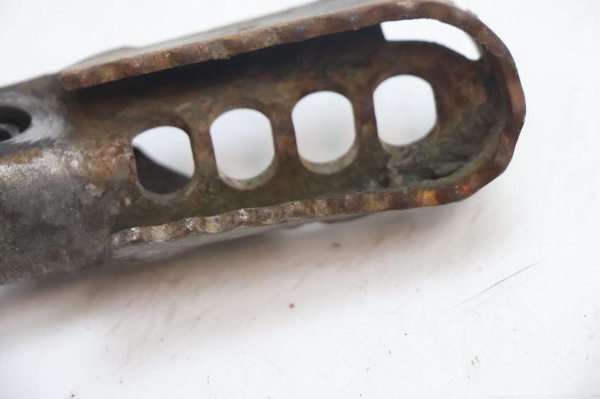photo de CALE PIED AVANT DROIT DERBI SENDA 50 (2003 - 2005) - Détail de la pièce