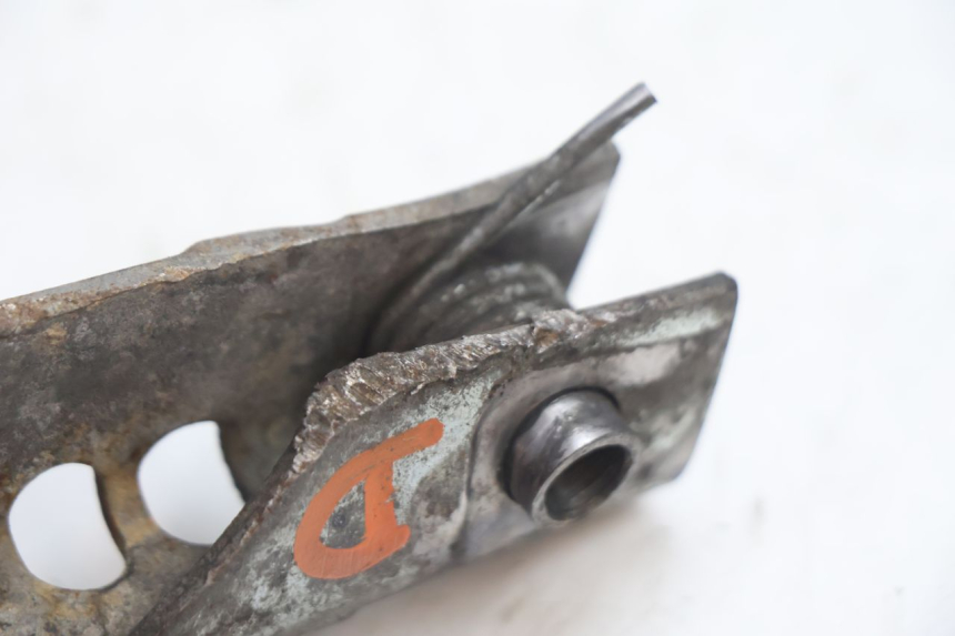 photo de CALE PIED AVANT DROIT DERBI SENDA 50 (2003 - 2005) - Points de fixation