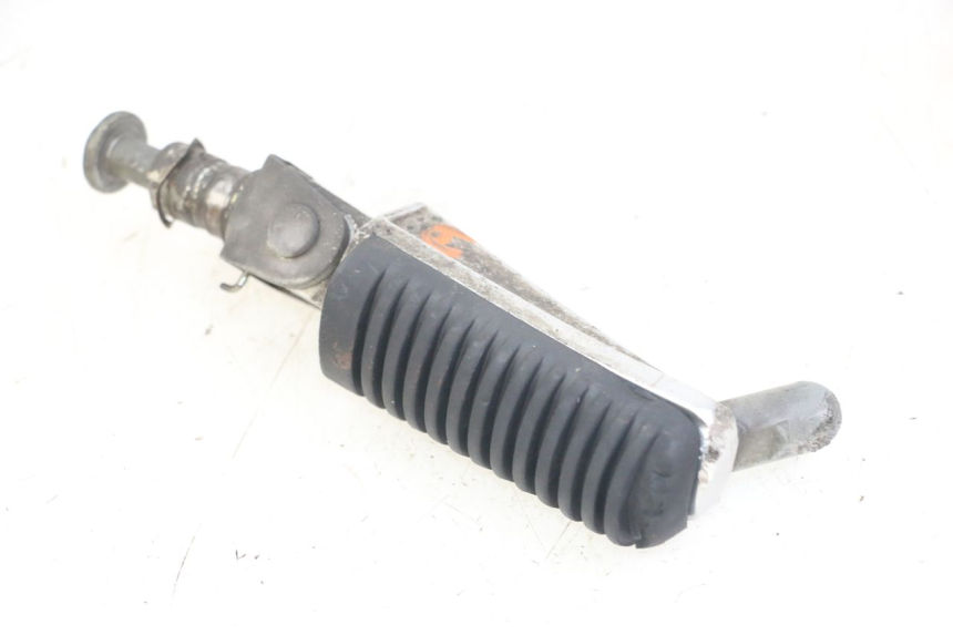 photo de CALE PIED AVANT DROIT YAMAHA FZS FAZER 600 (2001 - 2003)