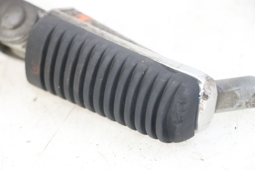 photo de CALE PIED AVANT DROIT YAMAHA FZS FAZER 600 (2001 - 2003)